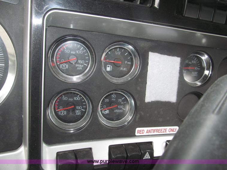 image for item F7056 2007 Kenworth T800 semi truck