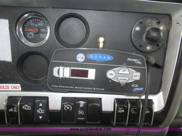 image for item F7056 2007 Kenworth T800 semi truck