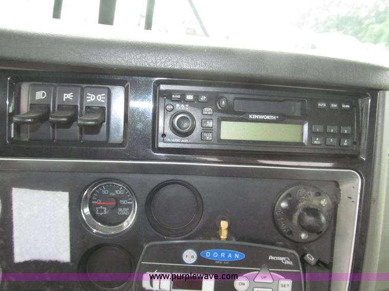 image for item F7056 2007 Kenworth T800 semi truck