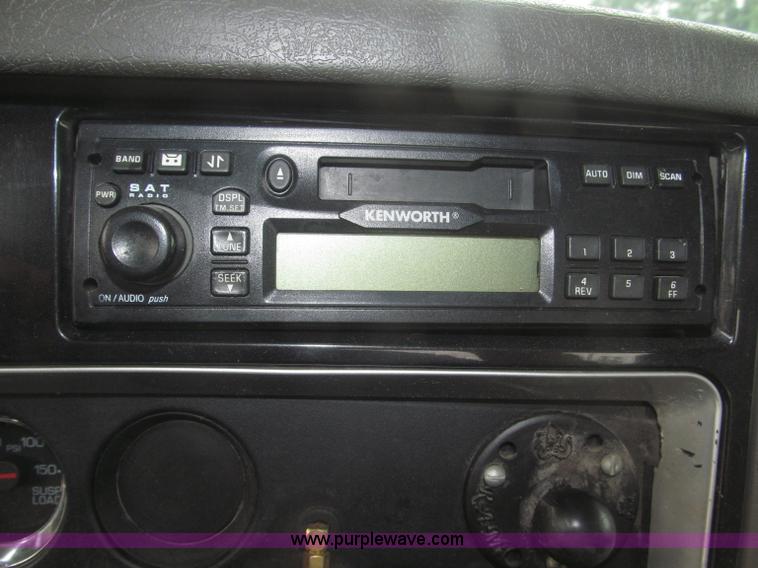 image for item F7056 2007 Kenworth T800 semi truck