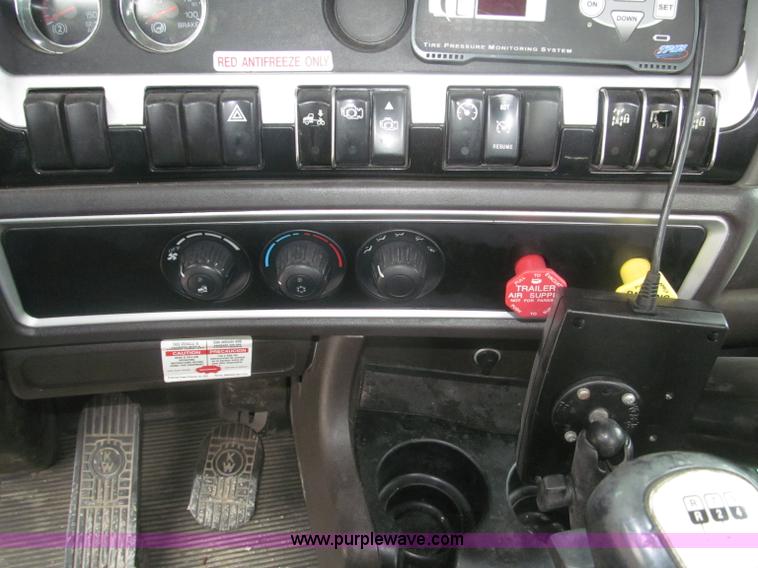 image for item F7056 2007 Kenworth T800 semi truck