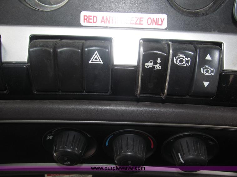 image for item F7056 2007 Kenworth T800 semi truck