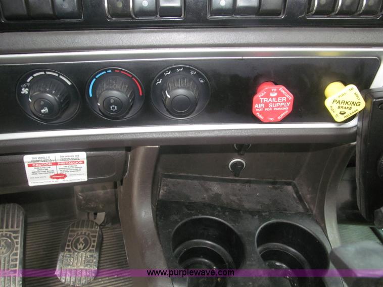 image for item F7056 2007 Kenworth T800 semi truck