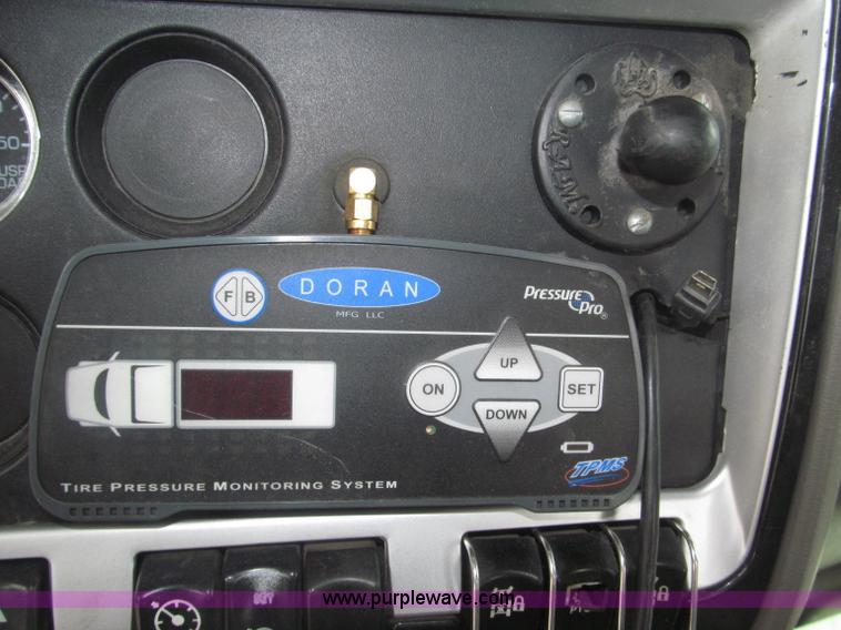 image for item F7056 2007 Kenworth T800 semi truck