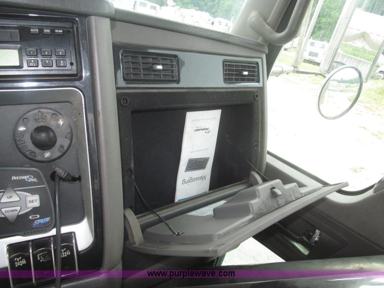 image for item F7056 2007 Kenworth T800 semi truck