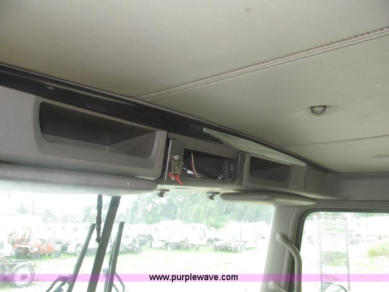 image for item F7056 2007 Kenworth T800 semi truck