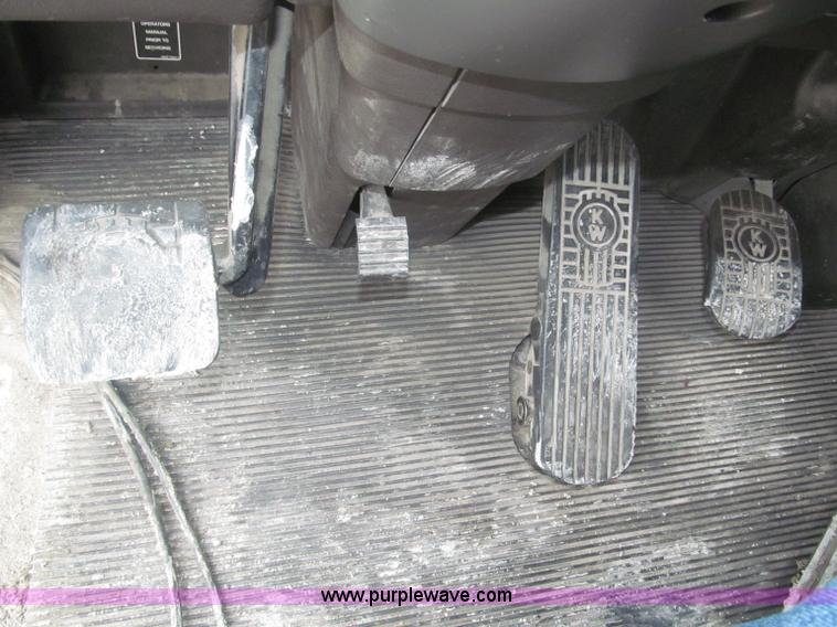 image for item F7056 2007 Kenworth T800 semi truck