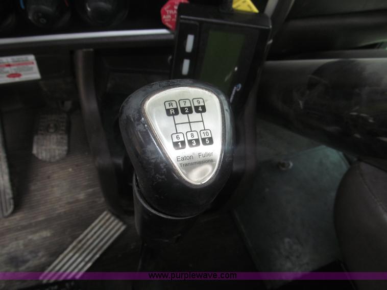 image for item F7056 2007 Kenworth T800 semi truck