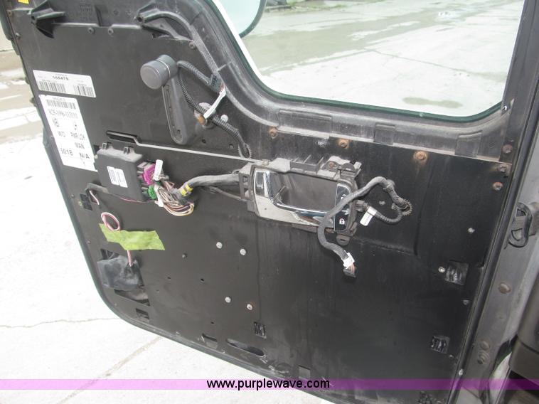 image for item F7056 2007 Kenworth T800 semi truck