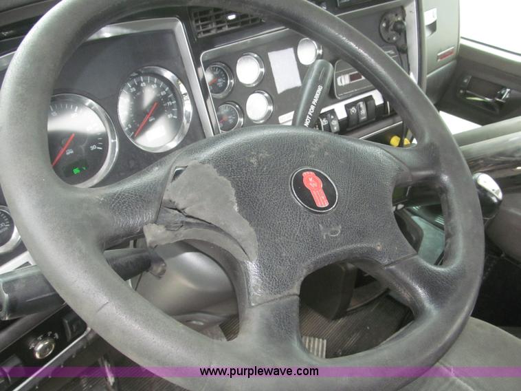 image for item F7056 2007 Kenworth T800 semi truck