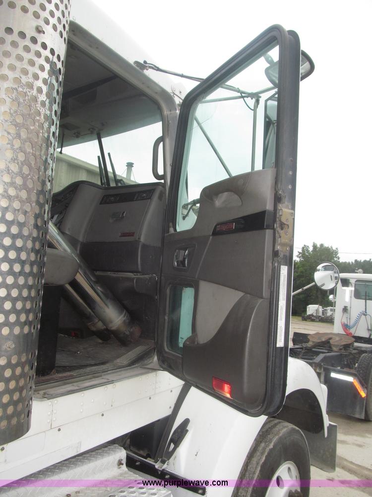 image for item F7056 2007 Kenworth T800 semi truck