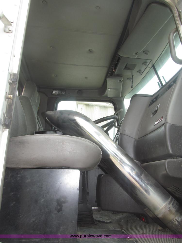 image for item F7056 2007 Kenworth T800 semi truck