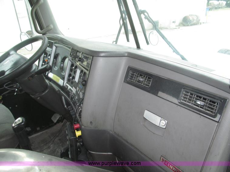 image for item F7056 2007 Kenworth T800 semi truck