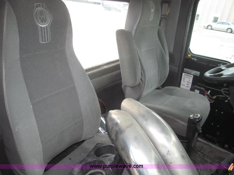 image for item F7056 2007 Kenworth T800 semi truck