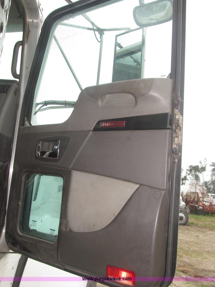 image for item F7056 2007 Kenworth T800 semi truck