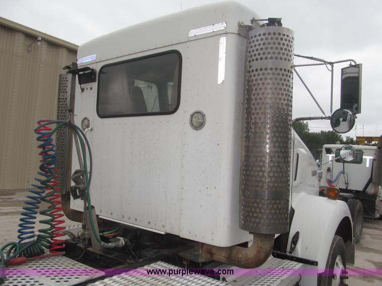 image for item F7056 2007 Kenworth T800 semi truck