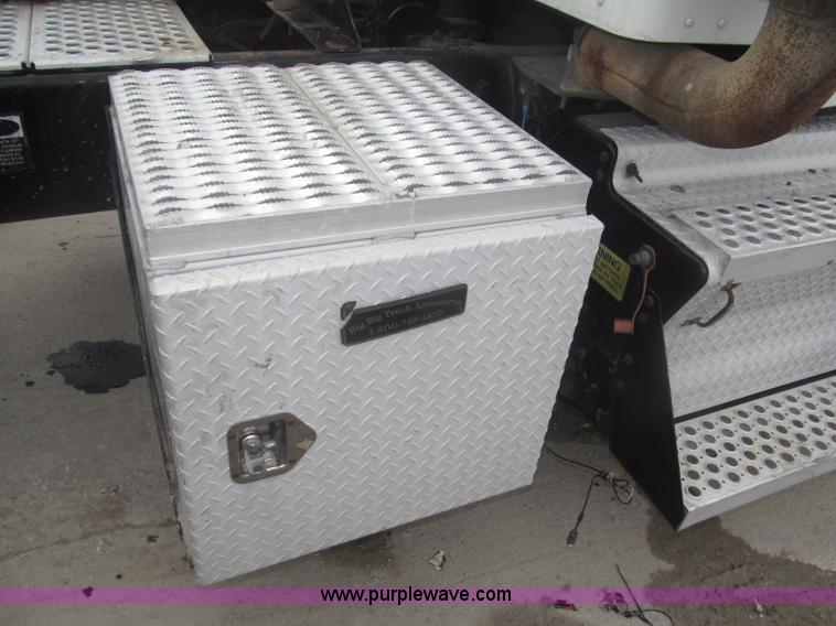 image for item F7056 2007 Kenworth T800 semi truck