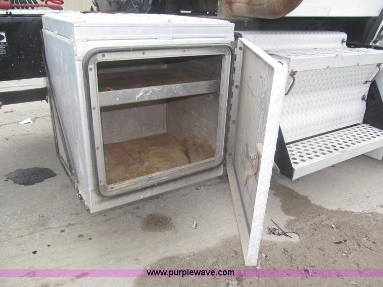 image for item F7056 2007 Kenworth T800 semi truck