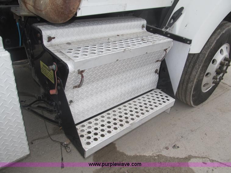 image for item F7056 2007 Kenworth T800 semi truck