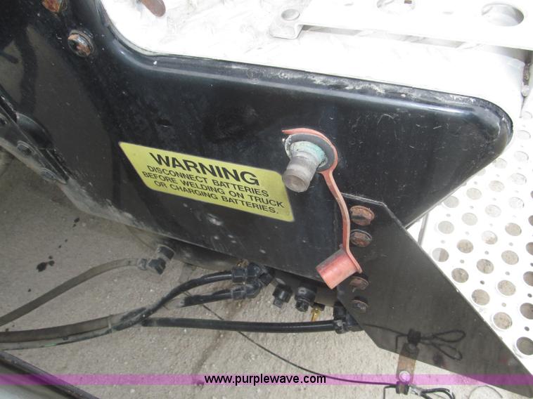 image for item F7056 2007 Kenworth T800 semi truck