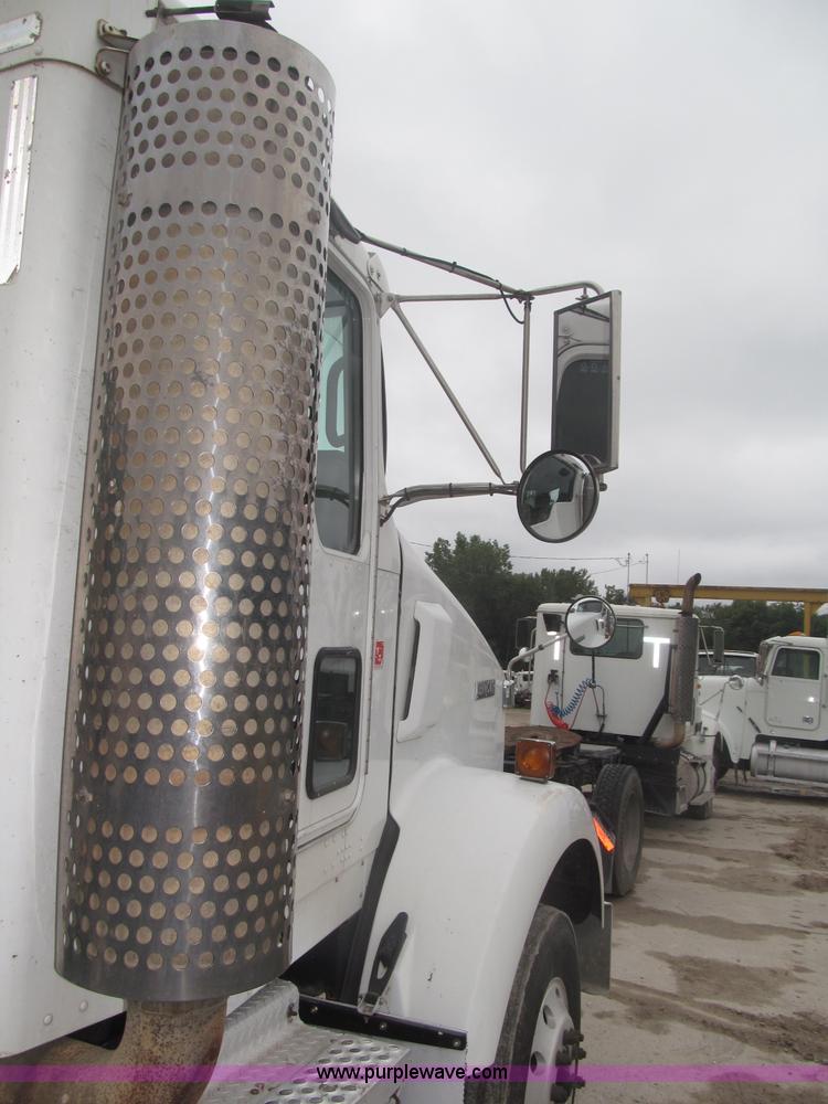 image for item F7056 2007 Kenworth T800 semi truck