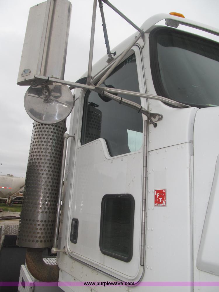 image for item F7056 2007 Kenworth T800 semi truck