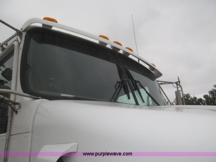 image for item F7056 2007 Kenworth T800 semi truck