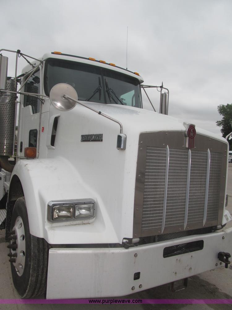 image for item F7056 2007 Kenworth T800 semi truck