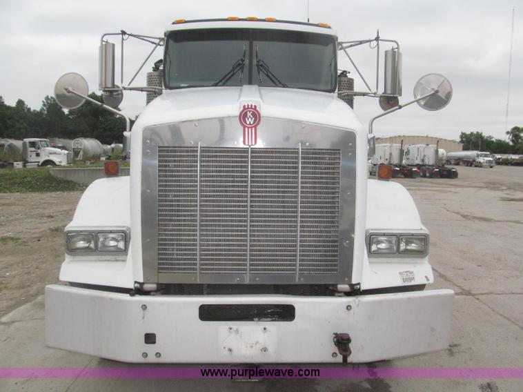 image for item F7056 2007 Kenworth T800 semi truck