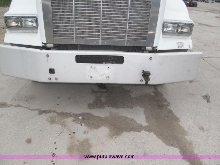 image for item F7056 2007 Kenworth T800 semi truck