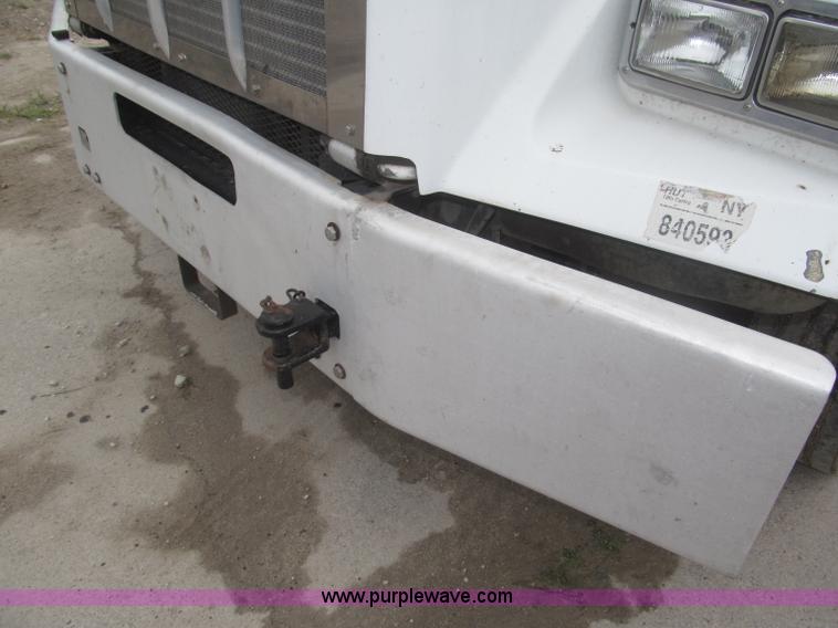image for item F7056 2007 Kenworth T800 semi truck