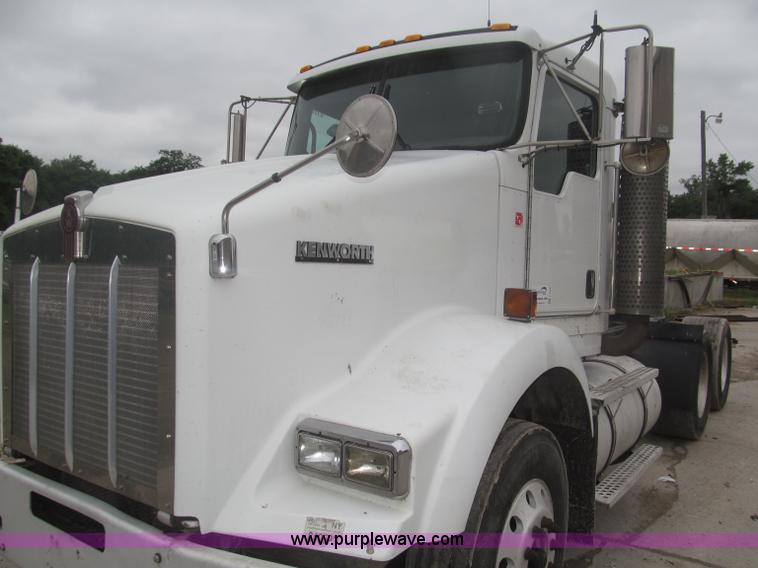 image for item F7056 2007 Kenworth T800 semi truck