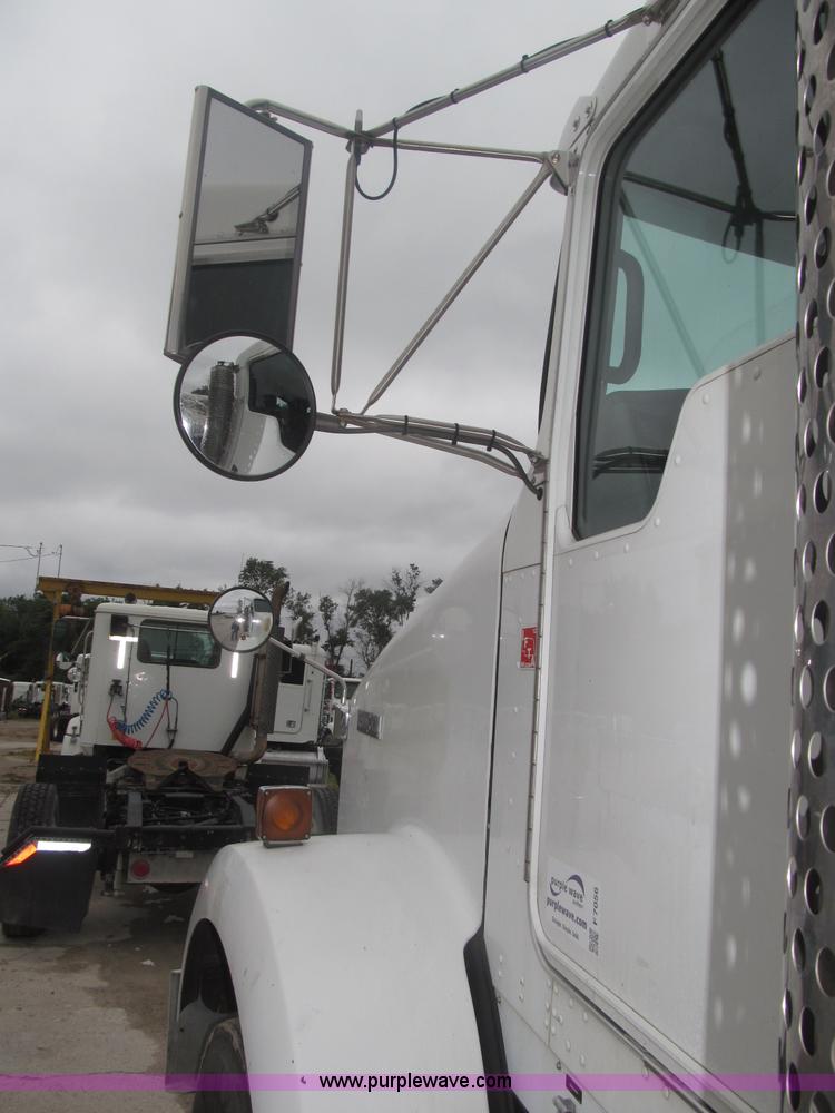 image for item F7056 2007 Kenworth T800 semi truck