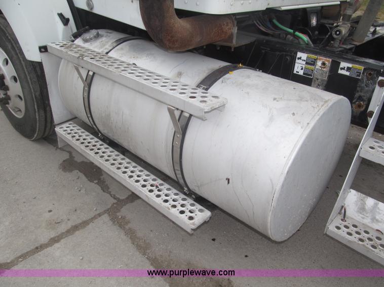 image for item F7056 2007 Kenworth T800 semi truck