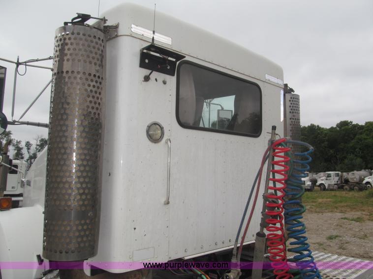 image for item F7056 2007 Kenworth T800 semi truck