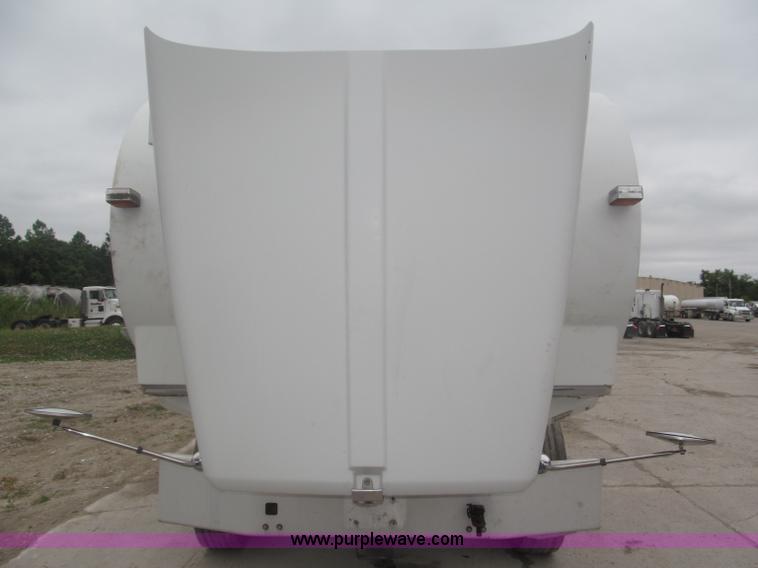 image for item F7056 2007 Kenworth T800 semi truck