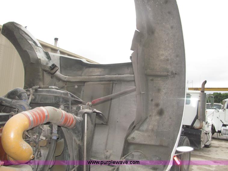 image for item F7056 2007 Kenworth T800 semi truck