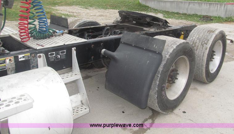 image for item F7056 2007 Kenworth T800 semi truck