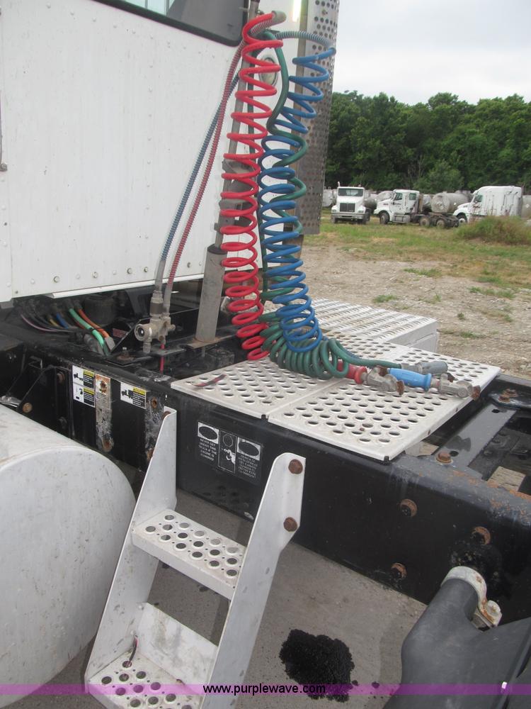 image for item F7056 2007 Kenworth T800 semi truck