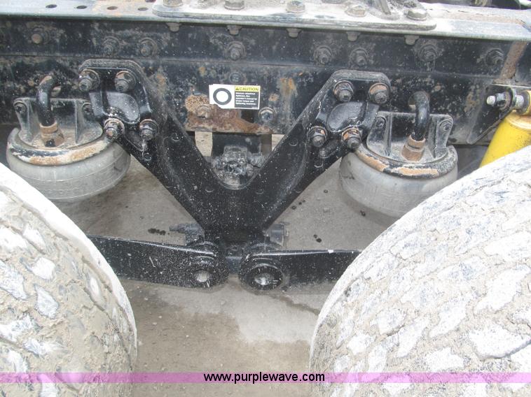 image for item F7056 2007 Kenworth T800 semi truck