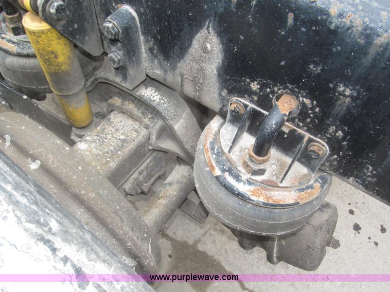 image for item F7056 2007 Kenworth T800 semi truck