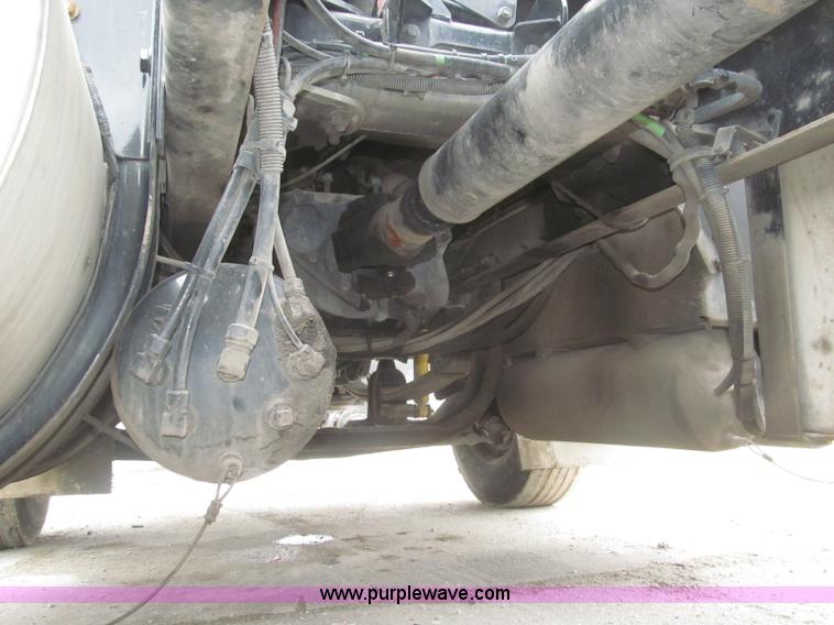 image for item F7056 2007 Kenworth T800 semi truck