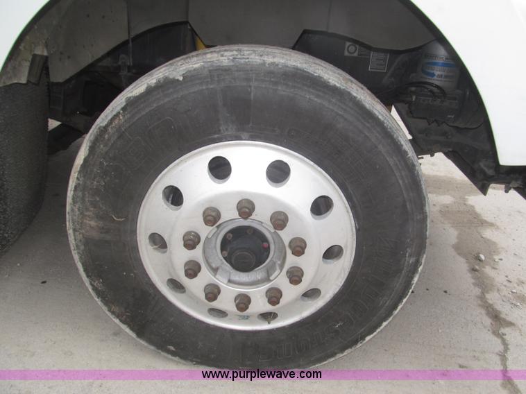 image for item F7056 2007 Kenworth T800 semi truck