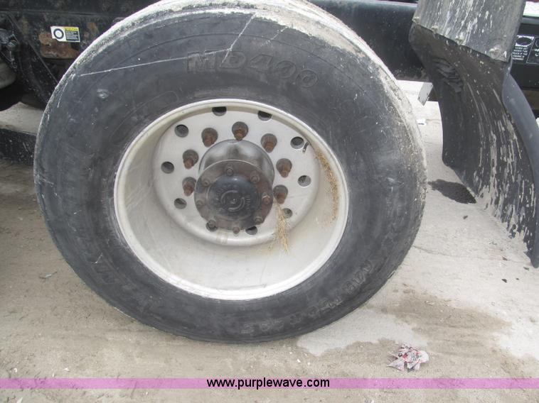 image for item F7056 2007 Kenworth T800 semi truck