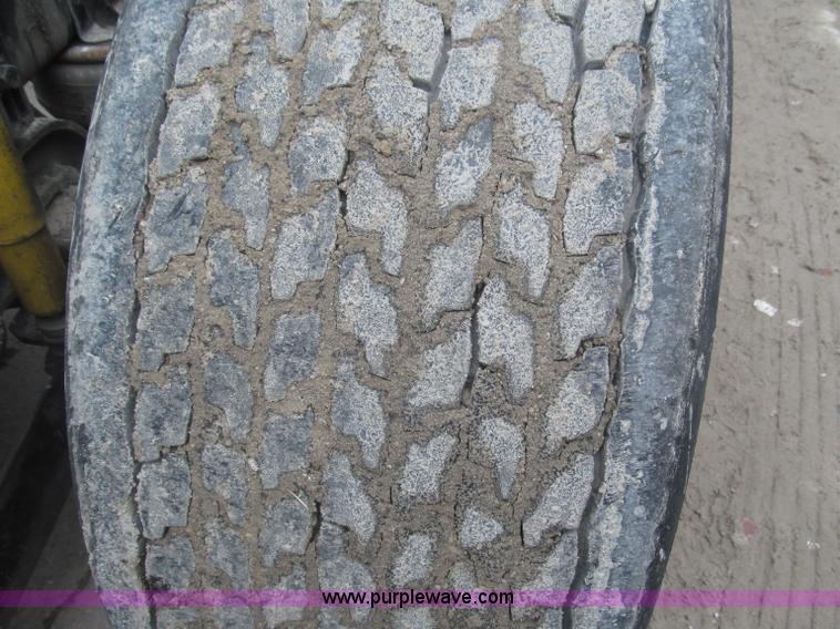 image for item F7056 2007 Kenworth T800 semi truck