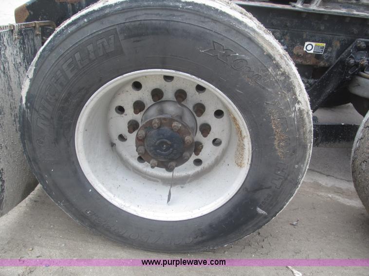 image for item F7056 2007 Kenworth T800 semi truck