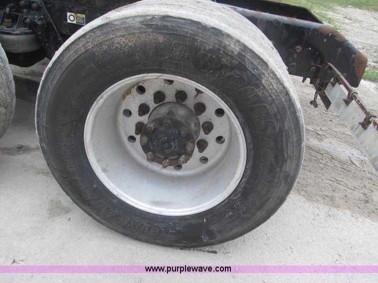 image for item F7056 2007 Kenworth T800 semi truck