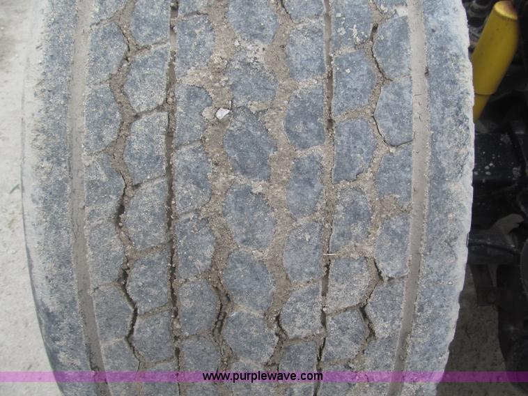 image for item F7056 2007 Kenworth T800 semi truck