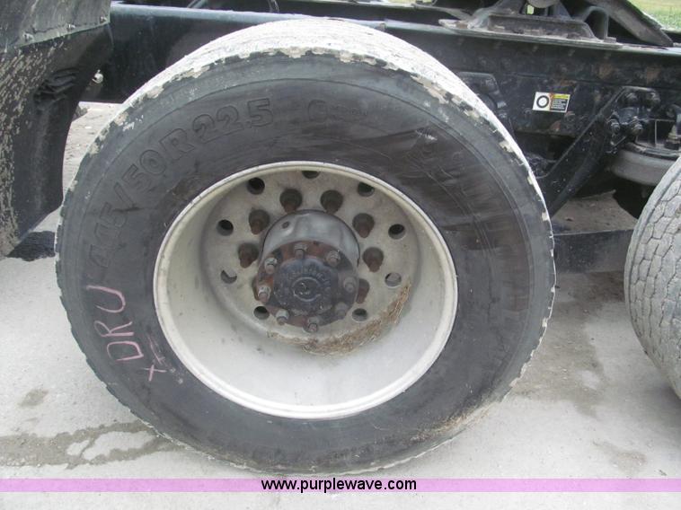 image for item F7056 2007 Kenworth T800 semi truck