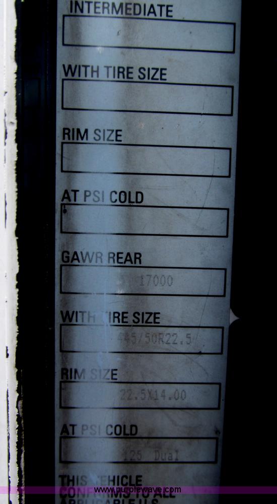 image for item F7056 2007 Kenworth T800 semi truck